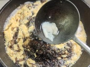 放入适量的猪油！也可以根据自己的喜好放香油！