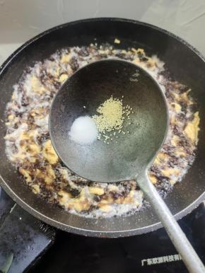放入适量的盐，鸡精调味！