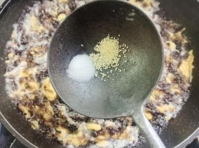 放入适量的盐，鸡精调味！