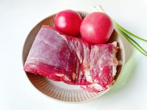 买了两斤牛腩，把三个番茄提前放冰箱冷冻一夜，非常好剥皮