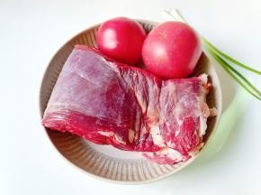 买了两斤牛腩，把三个番茄提前放冰箱冷冻一夜，非常好剥皮