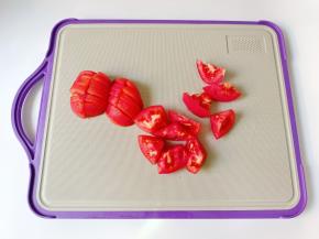 两个番茄切大块，冷冻过都番茄去皮后切小块