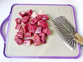 牛腩切小块，便于入味