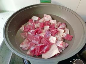 牛腩冷水下锅，放料酒两勺，开大火焯水，加小半勺食用碱【碱性可以】