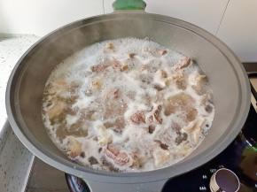 焯水3－5分钟，焯水的时候看见有浮沫，记得撇去，焯水过后放温水清洗干净【一定要温水，用冷水洗的话，牛肉发硬】控干水分备用