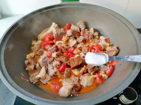 盐一勺，蚝油两勺