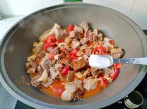 盐一勺，蚝油两勺