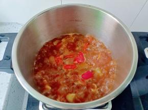 牛腩软烂软烂的，加大块的番茄炖5分钟，汤汁浓郁时加点鸡精