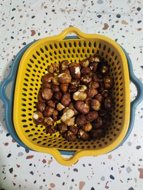 婆婆从乡下老家带来的板栗，已经剥好了壳！清洗干净，控干水分备用！