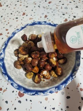 板栗中放入适量的蜂蜜！