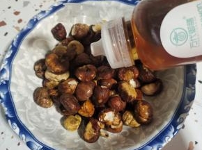 板栗中放入适量的蜂蜜！