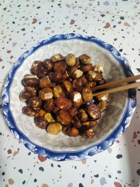 用筷子翻拌均匀！(要保证每个板栗都能均匀的裹满蜂蜜！)