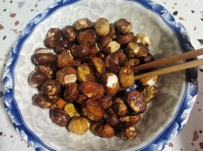 用筷子翻拌均匀！(要保证每个板栗都能均匀的裹满蜂蜜！)