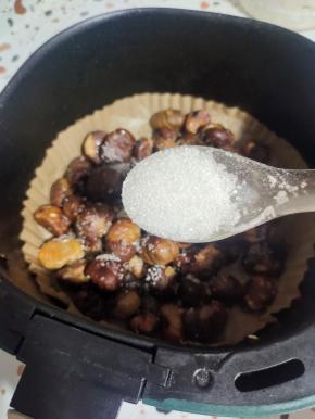 取出，撒适量的白糖！