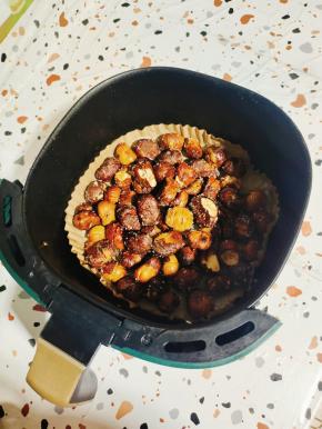 烤好的板栗香甜软糯，特别好吃！喜欢的宝宝们，赶紧学起来吧！