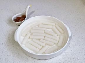 年糕冷水泡软，话题开水泡软。