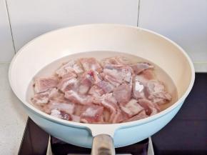 排骨冷水下锅。