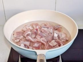 排骨冷水下锅。