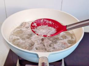 烧开撇出血沫，煮2分钟捞出温水冲洗。