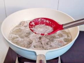 烧开撇出血沫，煮2分钟捞出温水冲洗。