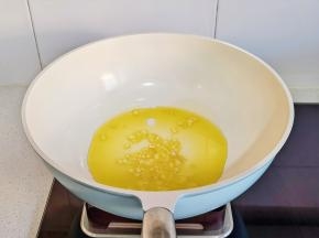 起油锅+冰糖炒化至变色。