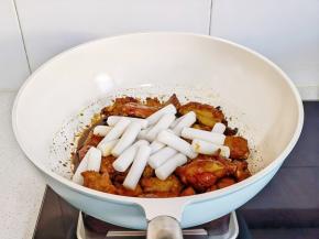 加入年糕翻炒，均匀裹上酱汁。