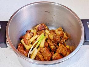倒入高压锅中
