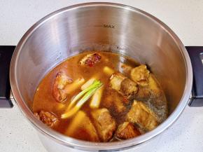 加清水没过食材。