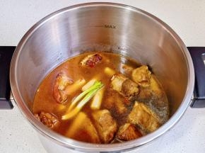 加清水没过食材。