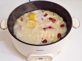 首先将骨头汤，做个，洋葱，红枣倒入锅中，再加清水。