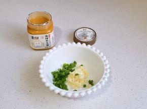 利用这时间调个蘸料，蒜末+葱花放入碗中。