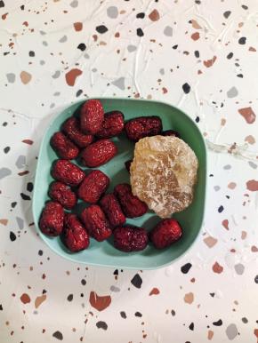 红枣清洗干净表面的灰尘，再准备一大块黄冰糖！