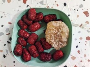 红枣清洗干净表面的灰尘，再准备一大块黄冰糖！