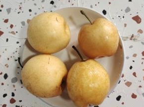 雪梨表面撒多一些的食盐，搓洗干净！(雪梨为了保存时间长，表面会有一层蜡！所以我们要用盐反复搓它的表面！把表面的蜡搓洗干净！这样吃起来放心些！)