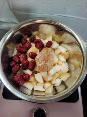 切好的雪梨放进大盆里，再放入红枣和黄冰糖！(喜欢吃甜一点的可以多放一点黄冰糖！)