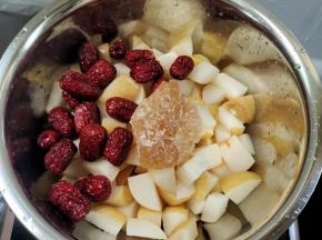 切好的雪梨放进大盆里，再放入红枣和黄冰糖！(喜欢吃甜一点的可以多放一点黄冰糖！)