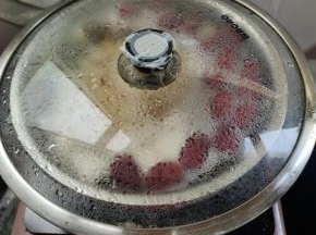 再转小火，盖上盖子，慢炖20分钟！