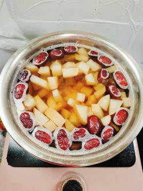 炖好的冰糖雪梨放凉喝或者放冰箱冷藏一下，味道更好哦！