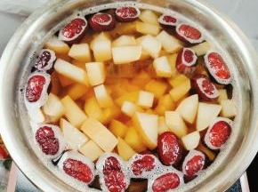 炖好的冰糖雪梨放凉喝或者放冰箱冷藏一下，味道更好哦！