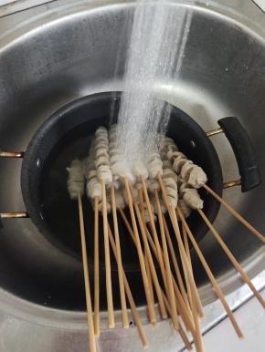 在拼多多里面的多多买菜买的面筋！拿回来解冻，用天然气热水清洗几遍！