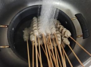 在拼多多里面的多多买菜买的面筋！拿回来解冻，用天然气热水清洗几遍！