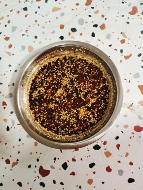 碗中放入两大勺烧烤料，淋上热油搅拌均匀，再放入一大勺蚝油，三大勺生抽，一勺白糖搅拌均匀调成料汁儿！