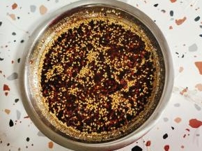 碗中放入两大勺烧烤料，淋上热油搅拌均匀，再放入一大勺蚝油，三大勺生抽，一勺白糖搅拌均匀调成料汁儿！