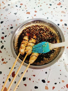 把调好的料汁儿均匀的刷在面筋上！