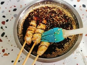 把调好的料汁儿均匀的刷在面筋上！