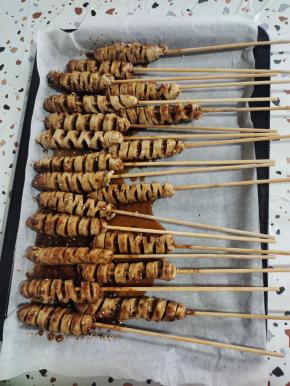 刷好的面筋摆放在烤盘里！