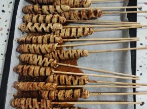 刷好的面筋摆放在烤盘里！