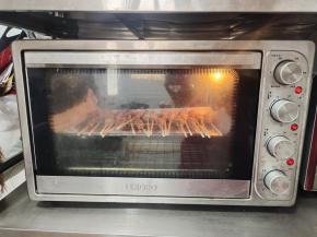 放入提前预热好的烤箱，180度烤15分钟，取出翻个面，再继续烤5分钟！