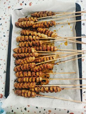 烤好的面筋，色泽金黄，浓浓的烧烤味！一点也不比外面的烧烤摊差！