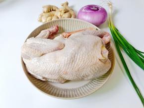 买了一只老母鸡，葱姜多备一点。